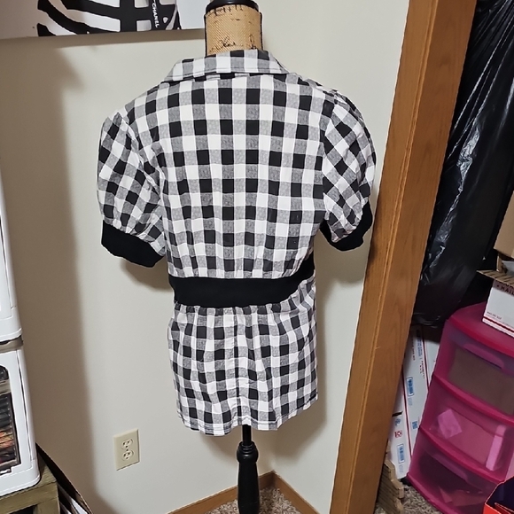 Torrid Black and White Plaid Short Sleeve Top. Size 3. - Picture 2 of 3
